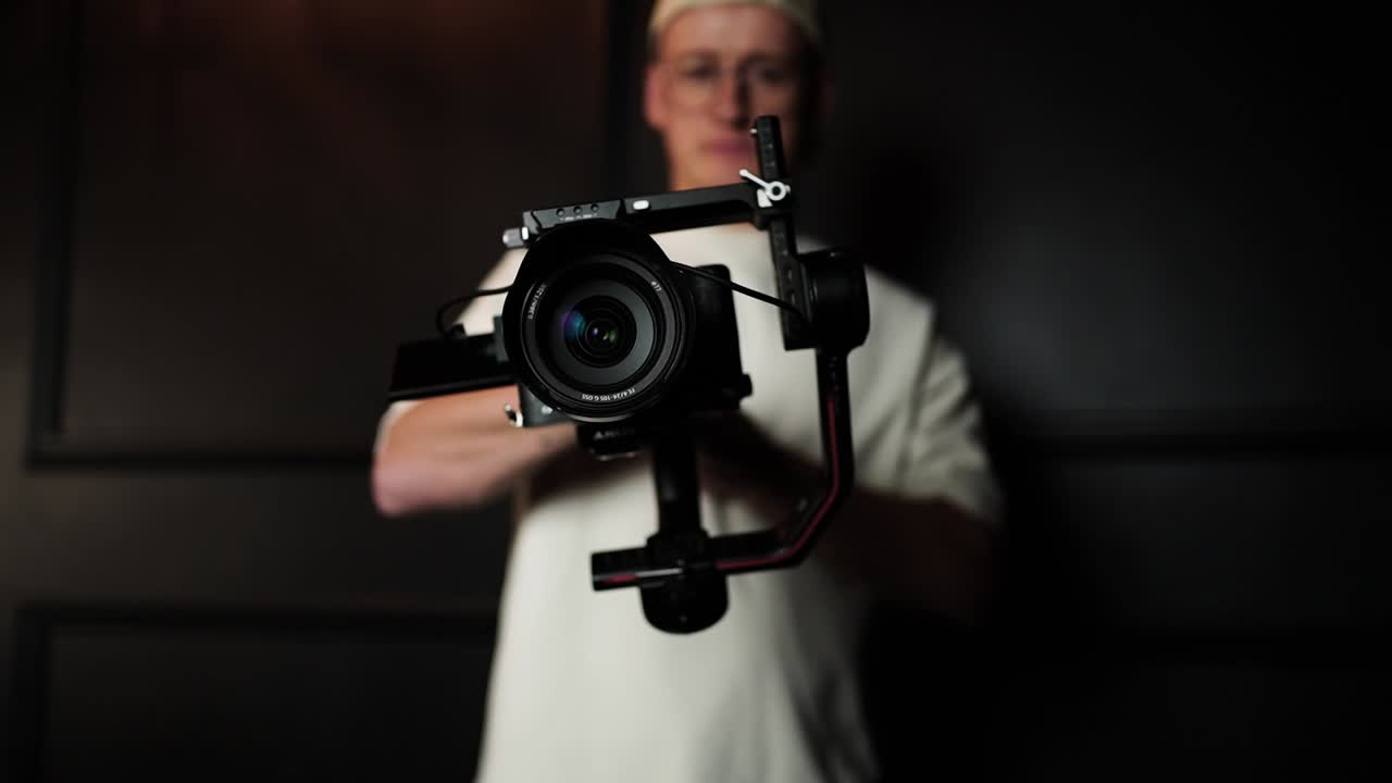 videógrafo faz rotação de câmera de 360 graus com estabilizador de gimbal eletrônico