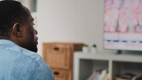 Video-De-Un-Joven-Viendo-Las-Elecciones-De-Estados-Unidos-En-La-Televisión.