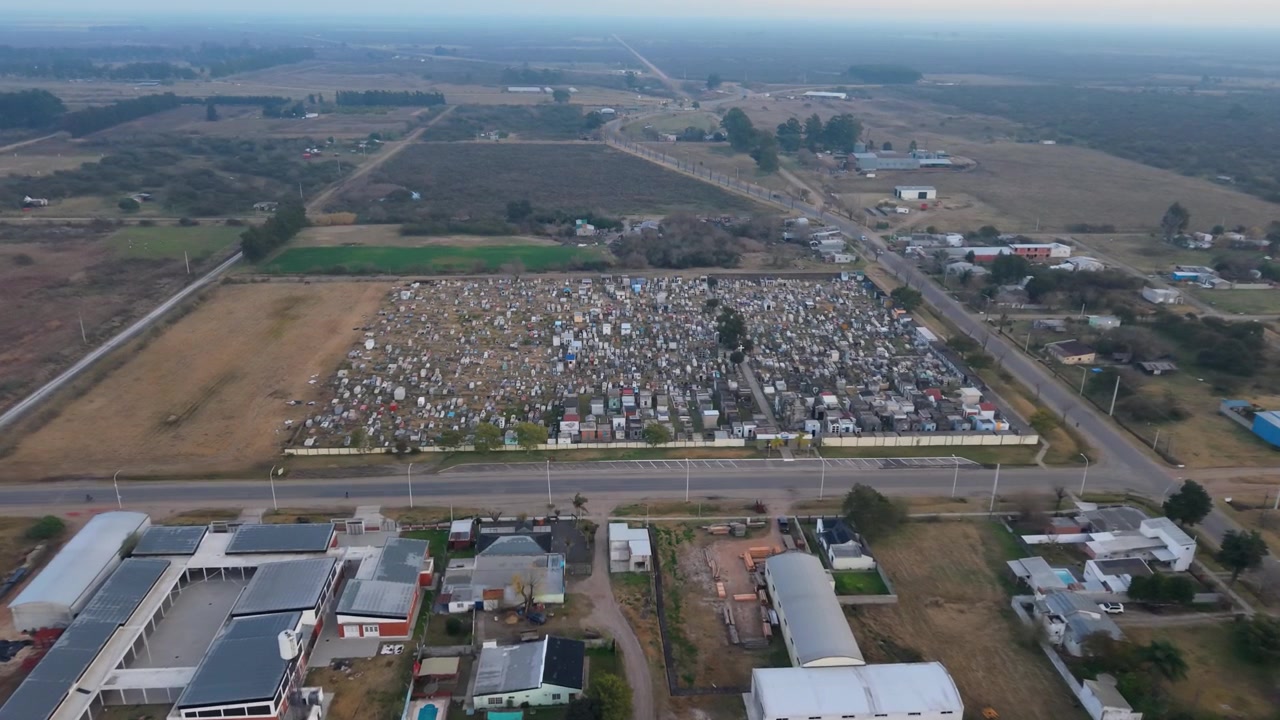 Vista Aérea do Cemitério Municipal e Paisagem Rural em San José de Feliciano, Entre Ríos, Argentina