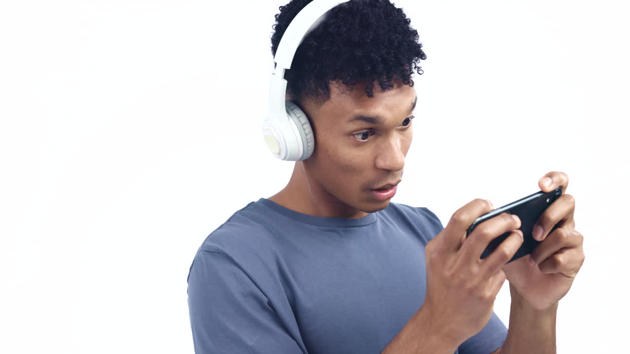 hombre, videojuego y teléfono con la prensa en el estudio