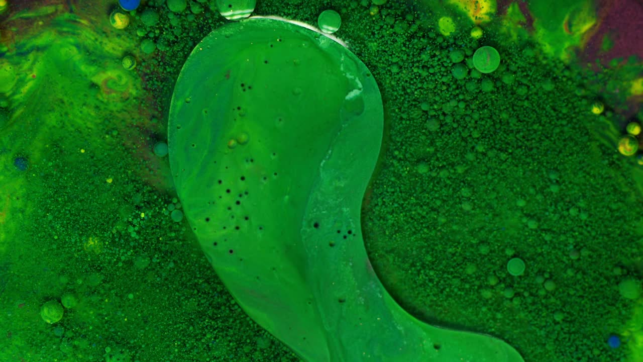 Sfondo astratto 4K di bolle di olio liquido.