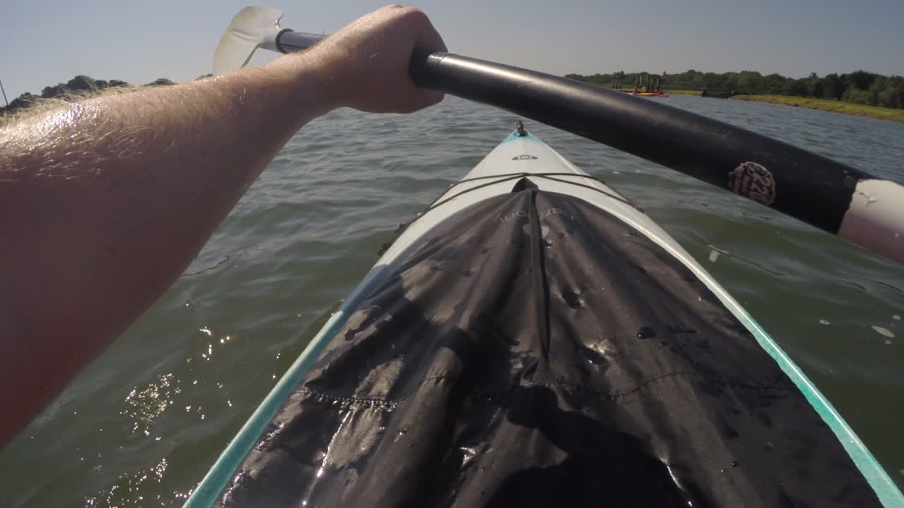 punto de vista en primera persona pov kayak en el río beaulieu sur de inglaterra reino unido cerca del nuevo bosque
