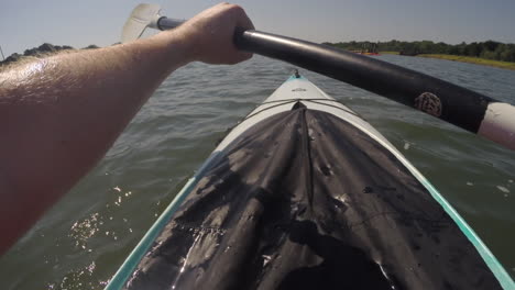 Ich-Perspektive-POV-Kajakfahren-Auf-Dem-Beaulieu-River-South-England-UK-In-Der-Nähe-Des-New-Forest