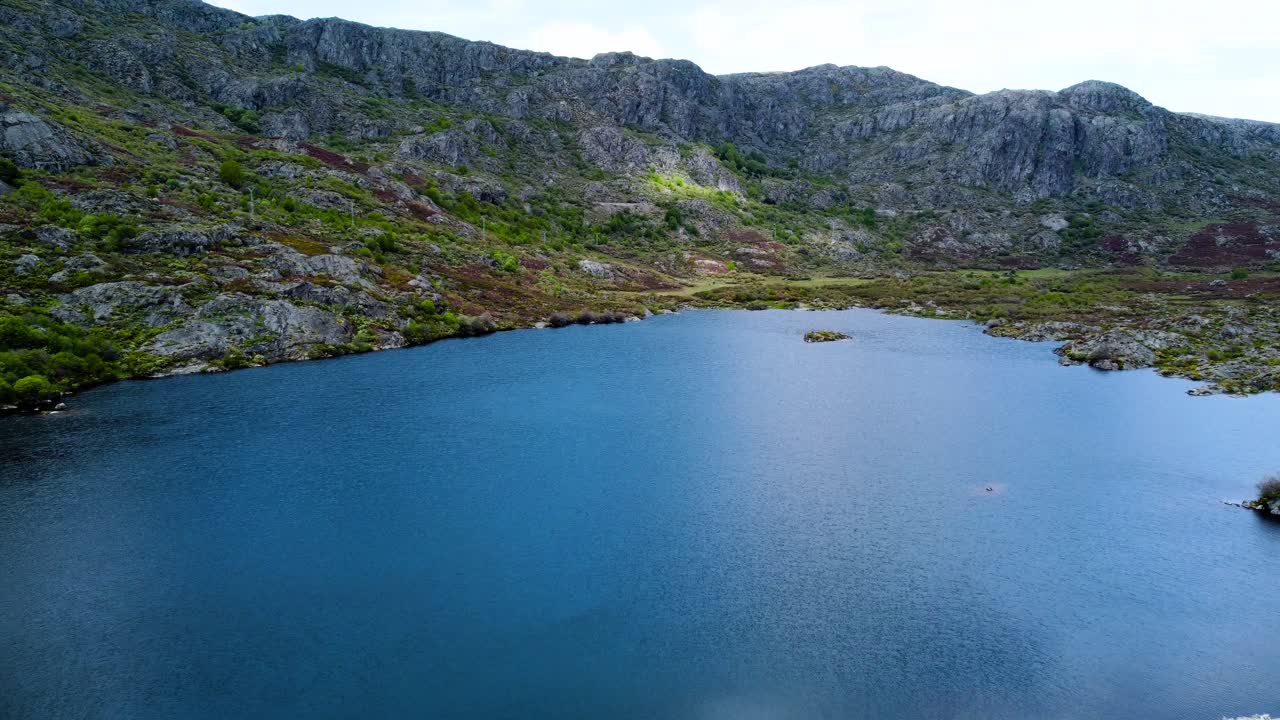 el cañón de río terra y el lago dam en la base de las altas montañas de acantilados en zamora, españa