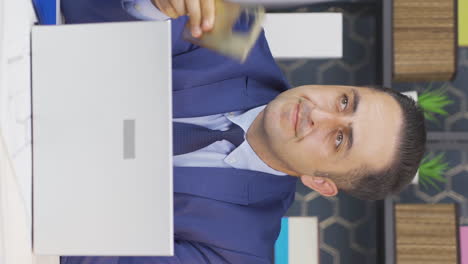 el video vertical del hombre de negocios estresado está pensando.