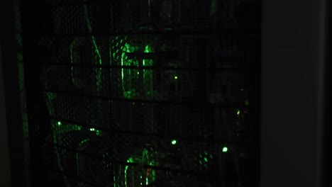 luces de control verdes parpadeando con el procesamiento de datos en servidores informáticos