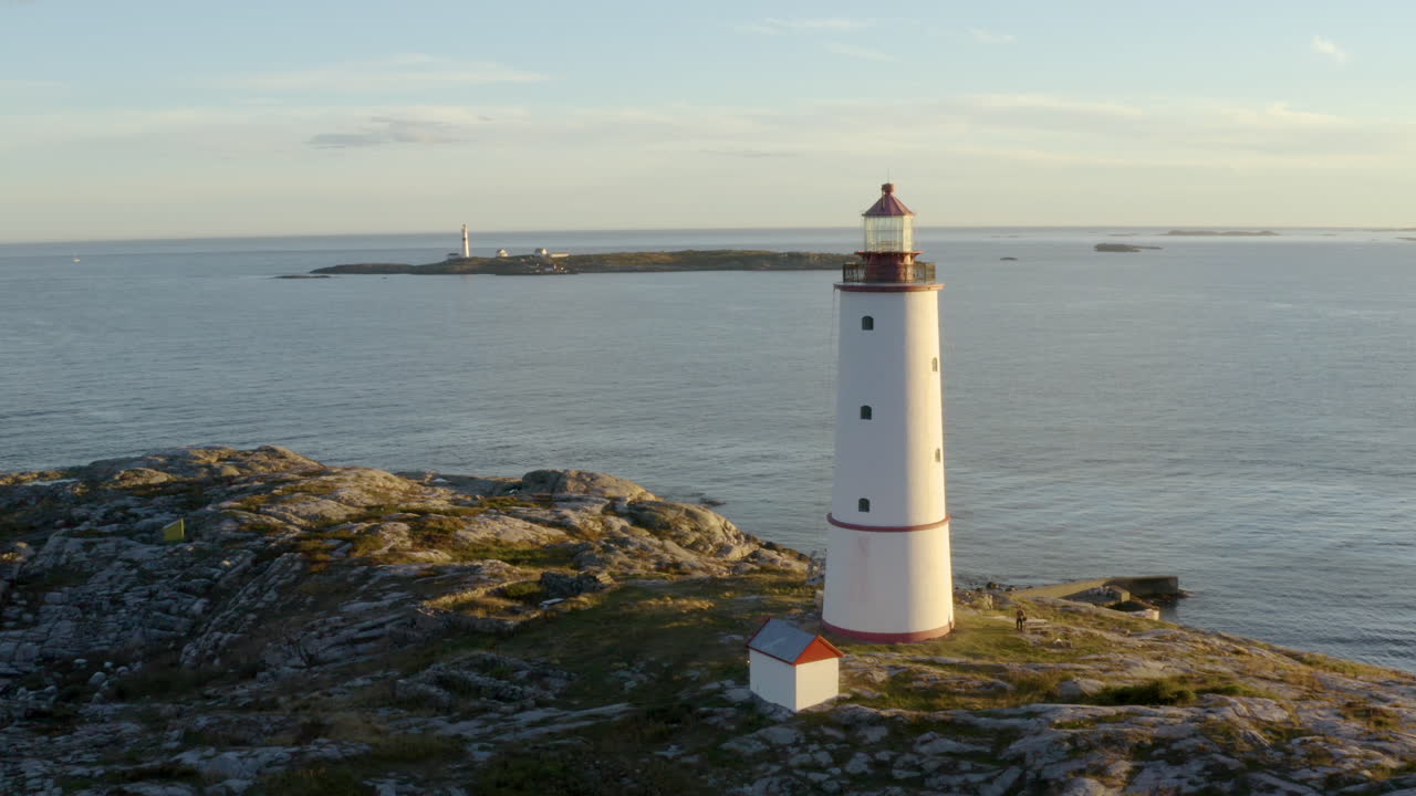 vista panorámica del faro de lille torungen en la isla de lille torungen en arendal, condado de agder, noruega - toma aérea de drones