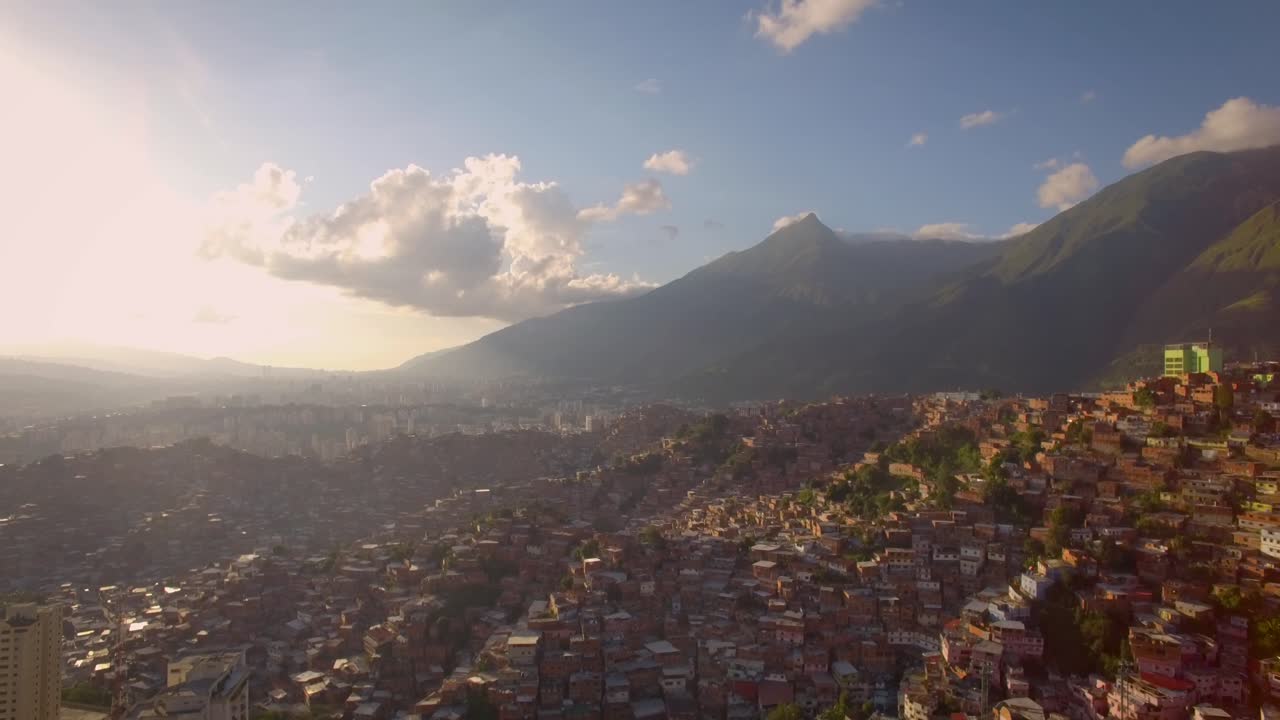 Pemandangan dari drone permukiman kumuh Petare, di Caracas, Venezuela, saat matahari terbenam