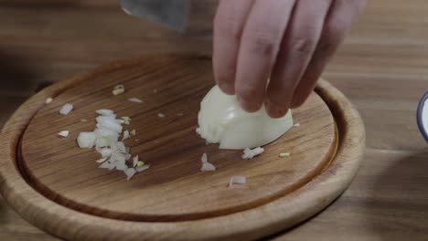 Hobbykoch-Schneidet-Zwiebeln-In-Kleine-Würfel