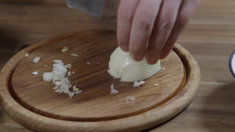 el chef aficionado corta las cebollas en pequeños dados.