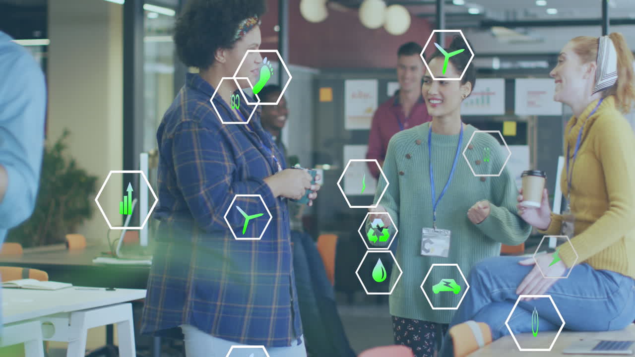 차 휴식 시간 동안 토론하는 다양한 여성 동료들에 대한 육각형의 여러 아이콘의 애니메이션