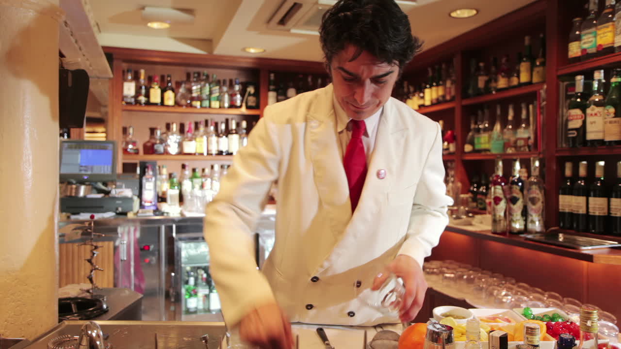 테일 바의 세련된 웨이터