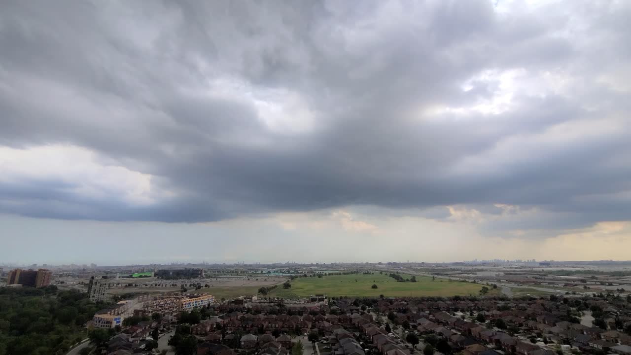 mirando desde un apartamento de gran altura que recorre un cielo oscuro y tormentoso