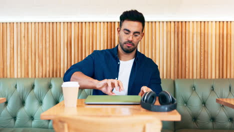 Computadora-Portátil,-Cafetería-Y-Hombre-Escribiendo