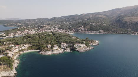 Vistas-Panorámicas-De-Kassiopi,-Un-Popular-Destino-Turístico-En-La-Esquina-Noreste-De-Corfú