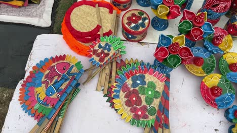 dias de arcilla y ventiladores de yute hechos a mano se exhiben en una exposición en purulia, india