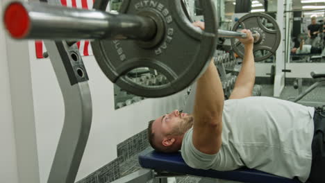 atletas musculosos que se entrenan activamente en el gimnasio moderno