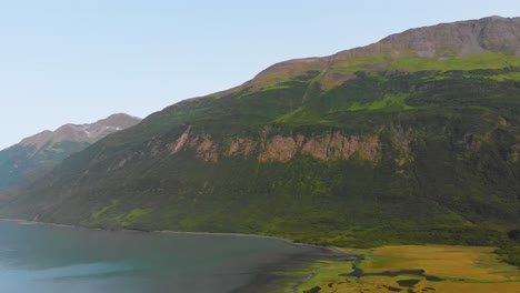 화창한 여름날 valdez ak의 port valdez 주변 산의 4k 드론 비디오
