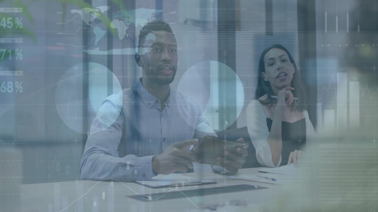 animación del procesamiento de datos financieros sobre diversas personas de negocios en la oficina