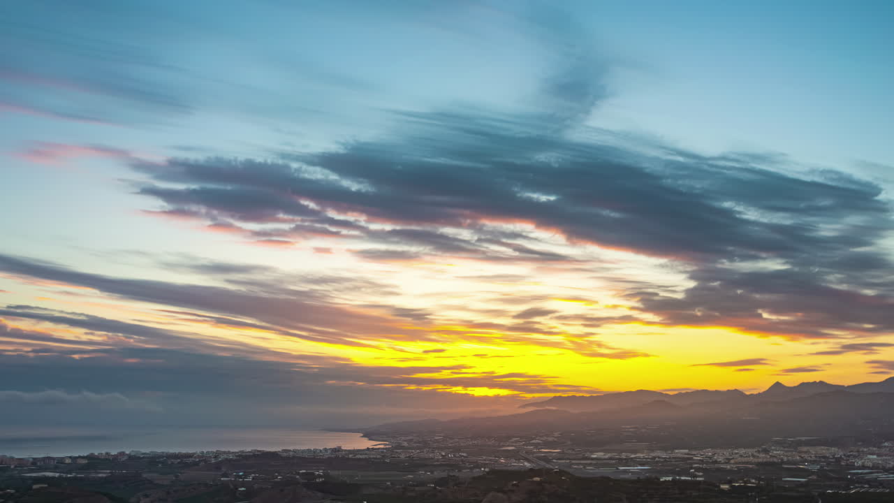 timelapse filmado de la noche a la noche sobre la ciudad de málaga, españa durante la noche