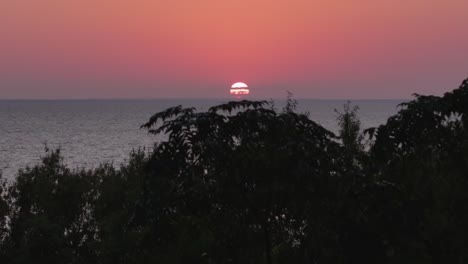 Sun-disappearing-in-Mobile-Bay,-Alabama