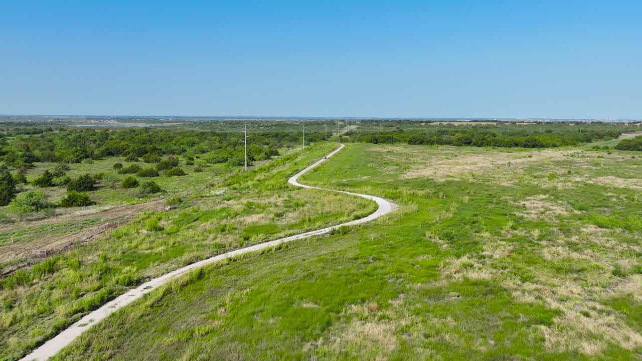 pequeño camino de grava en el país