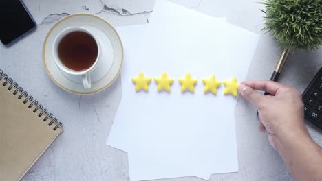 comentarios de calificación de cinco estrellas sobre un documento