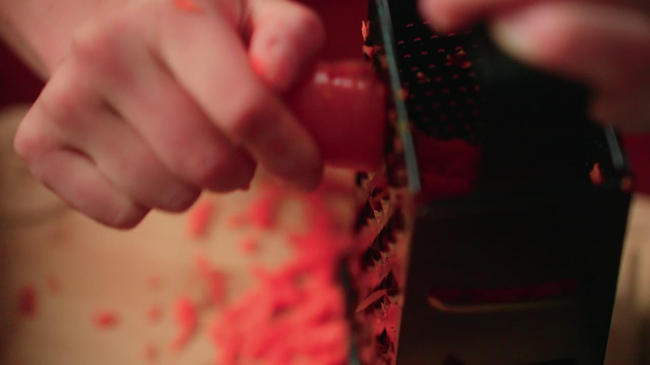 triturar las zanahorias a mano con un raspador de queso