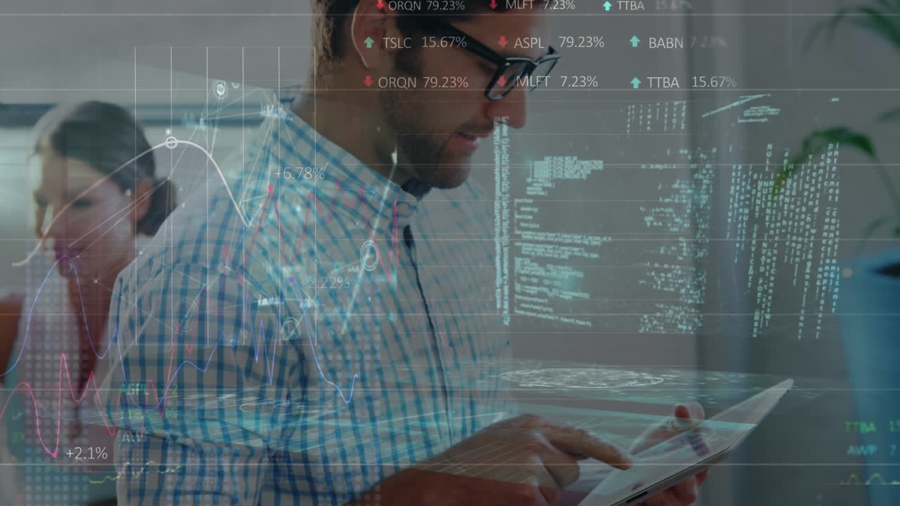 animación de gráficos financieros y datos sobre el hombre caucásico trabajando en la tableta en la oficina