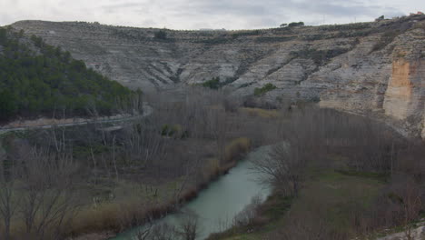 un río sereno que fluye a través de un cañón