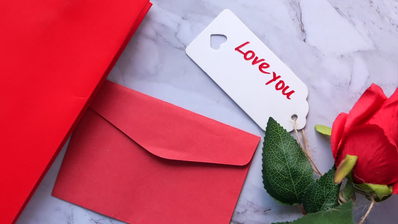 빨간 장미, 빨간 봉투, 그리고 사랑