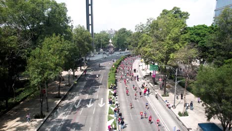 Toma-De-Dron-Hacia-Atrás-De-Los-Corredores-De-La-Maratón-De-La-Ciudad-A-Su-Paso-Por-El-Castillo-De-Chapultepec