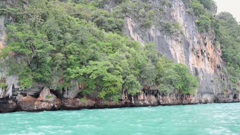 acantilados de islas tropicales y aguas turquesas