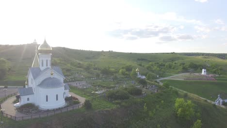 templo blanco con cúpulas en las montañas en verano