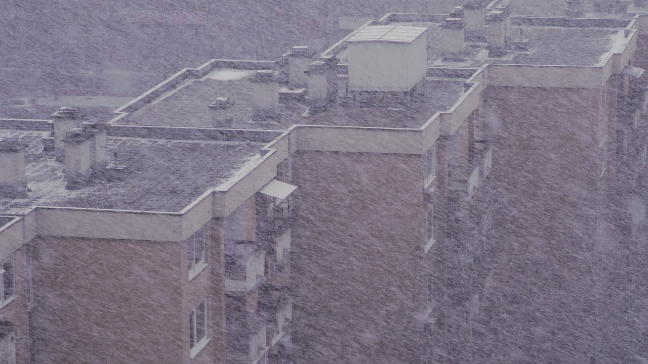 fuerte tormenta de nieve en la ciudad