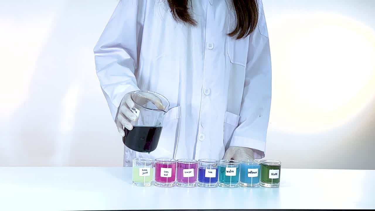 el científico vierte líquido en tubos de ensayo, observando los cambios de color. entorno de laboratorio brillante, centrarse en las reacciones químicas y los indicadores de ph