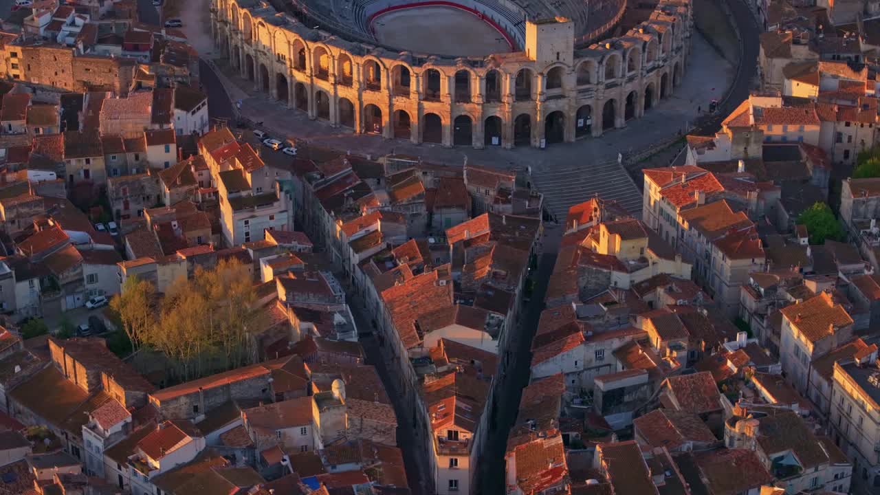 Il cielo mattutino risplende sopra Arles in una ripresa aerea con drone