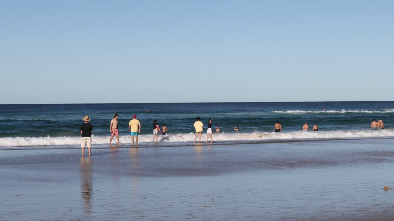 해변 에서 이 잘 내리는 날 을 즐기는 사람 들