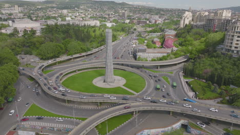 toma aérea de un cruce concurrido con autos filtrándose en una autopista