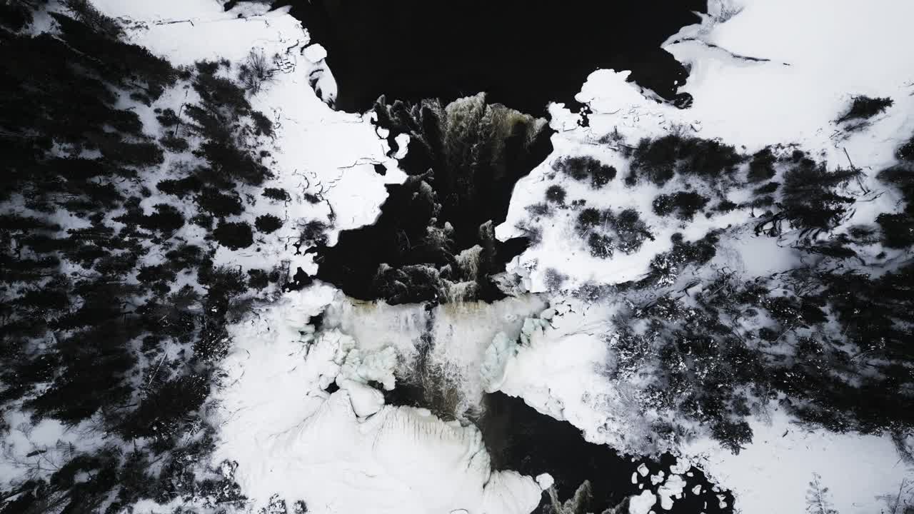 4k 드론으로 촬영된 얼어붙은 겨울 관광 랜드마크인 피세우 시 폭포, 토슨 매니토바 지방 공원, 캐나다 북부 북극