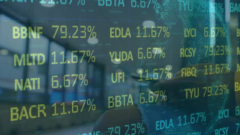 animación del procesamiento de datos financieros y globo y mujer usando tableta
