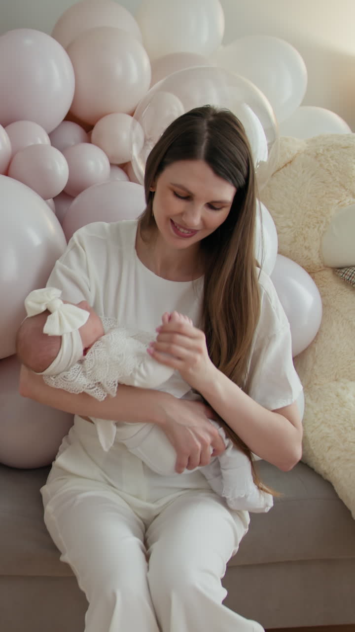 Madre tierna sostiene con amor a su bebé recién nacido, apreciando los tiernos momentos de la paternidad temprana.