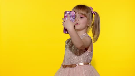 Niña-Usando-Teléfono-Inteligente.-Retrato-De-Niño-Rubio-Hace-Emocionalmente-Selfie-En-Teléfono-Móvil