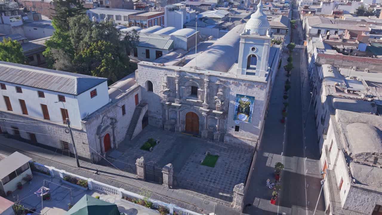 San Agustin Kilisesi'nin kuşbakışı görünümü, mestizo-barok mimarisini sergiliyor
