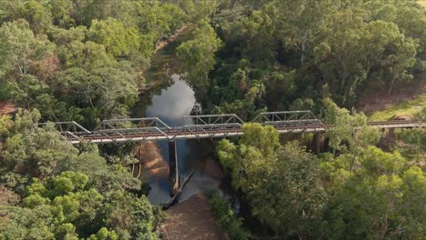 Toma-Aérea-De-Un-Puente-Ferroviario-Sobre-Un-Río