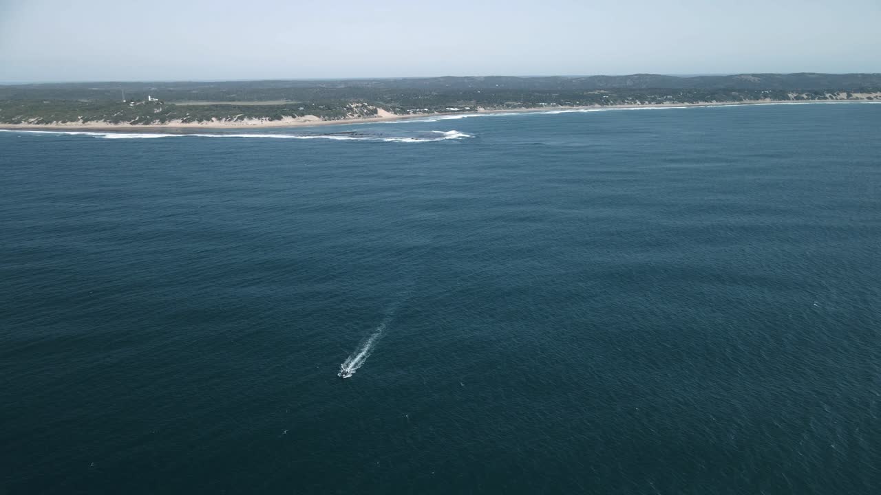 fotografía aérea de un barco que se dirige al mar desde la costa de mozambique