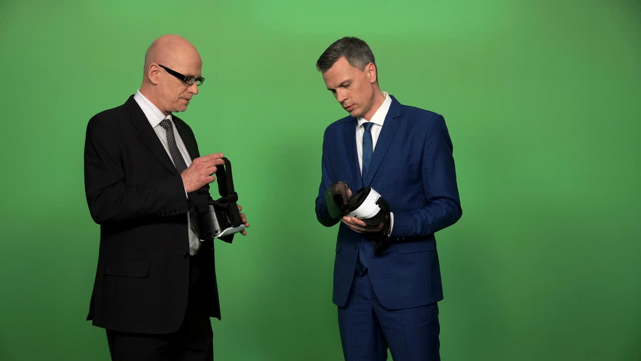 conversación de dos hombres de negocios adultos sobre el