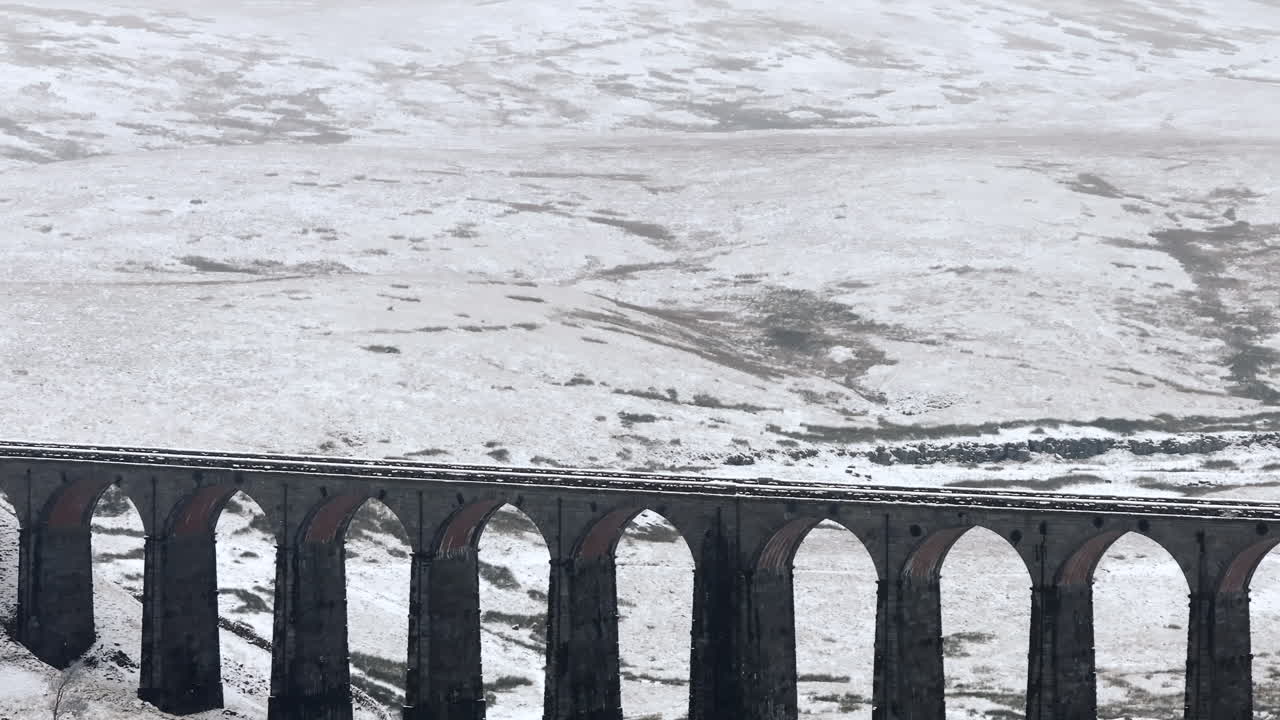 긴 렌즈는 눈이 내린 요크셔 리스 (yorkshire dales) 의 리블헤드 다이아트 (ribblehead viaduct) 의 공중 드론 을 설정합니다.