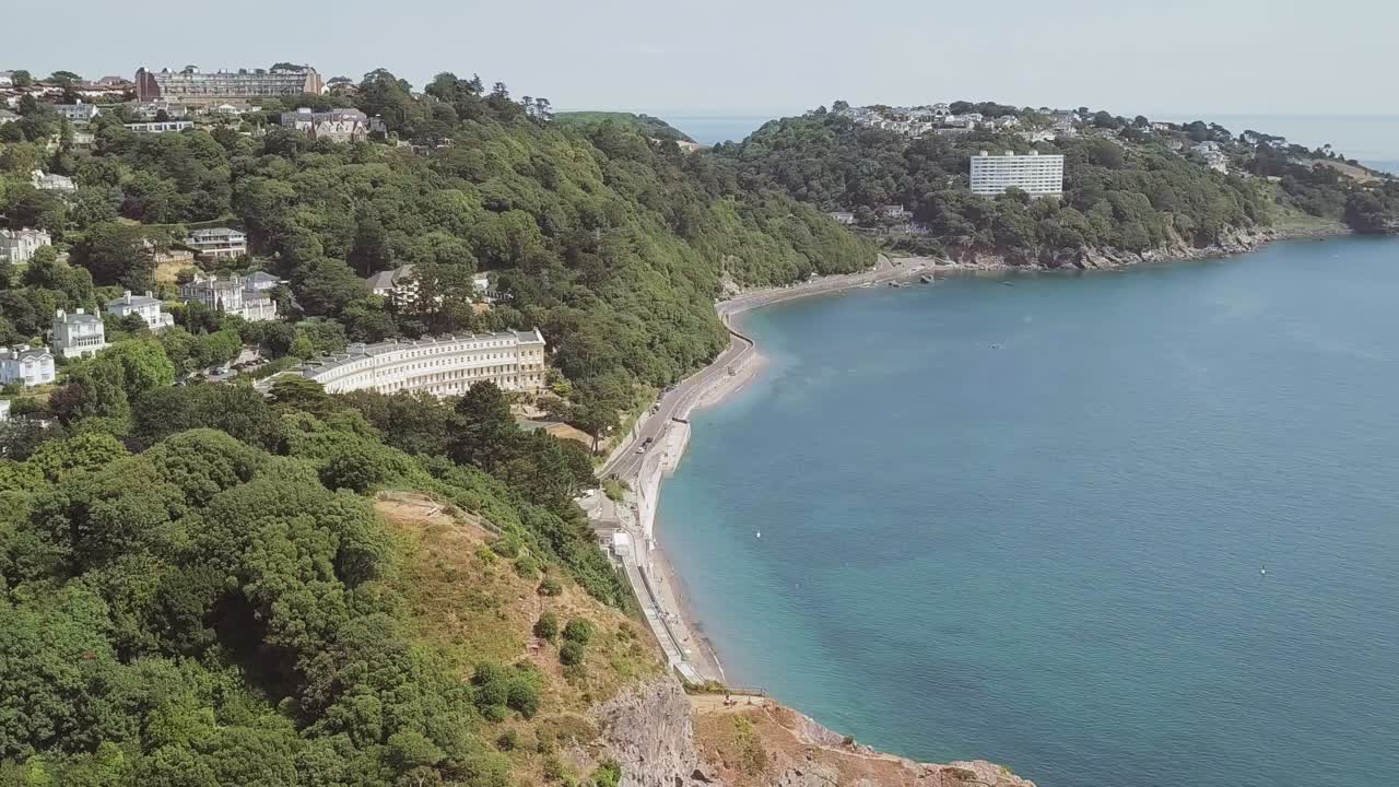 공중 패닝, 작은 마을에서 바다 전망을 드러내다