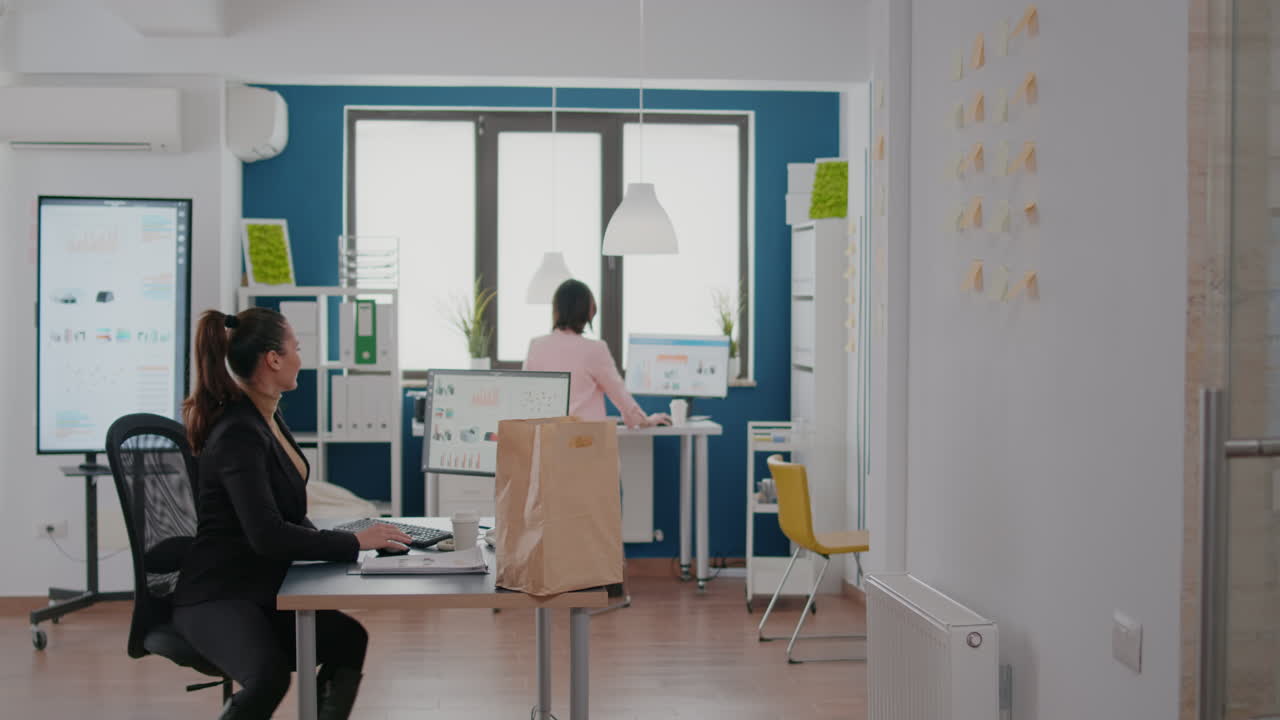 택배 패스트푸드 식사 주문 을 취급 시간 에 사업가 에게 주는 즐거운 배달 남자